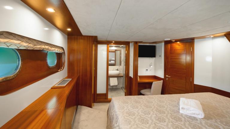 Die gut geschnittene Kabine bietet Platz für ein Doppelbett, Einbauschränke, Bad und einen Schreibtisch.